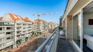 Situé du côté ensoleillé de la Lippenslaan, à distance de marche de la mer et de la plage, nous vous proposons à la vente ce spacieux appartement (97m²) économe en énergie, avec terrasses à l’avant et à l’arrière, situé au quatrième étage. L’appartement a été fini avec des matériaux de très haute qualité et durables, et se trouve dans une résidence élégante. Idéalement situé au cœur animé de Knokke, vous profitez de tout le confort avec de nombreux commerces, restaurants et commodités à proximité.<br /><br />Disposition :<br />Hall d’entrée avec toilette invités, vaste séjour lumineux avec accès à une terrasse ensoleillée, cuisine entièrement équipée de haute qualité, débarras/buanderie, deux chambres à coucher complètes, deux salles de bains, deuxième terrasse à l’arrière.<br /><br />Cave privative et local à vélos.<br /><br />Visites ? Sur rendez-vous avec Avantimmo au 050 62 50 55.