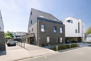<h2><span>Vrasene - Recent gelijkvloers appartement met 1 slaapkamer en moderne afwerking</span></h2><p><span>Op zoek naar een instapklaar appartement op een rustige locatie? Dit recente gelijkvloerse appartement uit 2020 combineert hedendaags wooncomfort met een praktische indeling en een uitstekende bereikbaarheid. Gelegen in het centrum van Vrasene geniet u hier van een aangename woonomgeving, terwijl de E34 en omliggende gemeenten vlot bereikbaar zijn.</span></p><h3><span>Belangrijkste troeven:</span><span><br />- Recent gebouw (2020)<br />- Gelijkvloers appartement <br />- Ruime leefruimte met veel natuurlijke lichtinval <br />- Moderne keuken met kookeiland en alle comfort <br />- Rustige ligging in het centrum van Vrasene <br />- Vlotte verbinding naar de E34 </span></h3><h3><span>Indeling</span></h3><p><span>Via de inkomhal komt u terecht in de ruime en lichtrijke leefruimte met open keuken. De moderne keuken is uitgerust met een kookeiland en alle nodige toestellen, waardoor koken en gezellig samenzijn centraal staan. Aansluitend bevindt zich een praktische berging met extra opbergruimte.</span></p><p><span>Verder beschikt het appartement over een ruime slaapkamer en een verzorgde badkamer met inloopdouche, lavabo en toilet.</span></p><p><span>De ligging vormt een absolute troef. U woont in een rustige straat in het centrum van Vrasene, op wandelafstand van winkels, openbaar vervoer en andere dagelijkse voorzieningen. Dankzij de vlotte verbinding naar de E34 bereikt u bovendien omliggende gemeenten in een mum van tijd.</span></p><p><span>Een ideaal appartement voor starters, alleenstaanden of als investering, waar comfort, rust en een centrale ligging mooi samenkomen.</span></p><p><span>Richtprijs: €240.000</span></p>