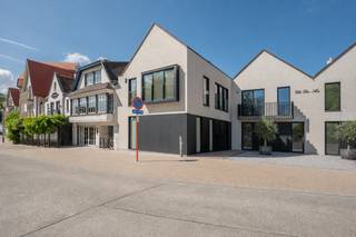 Lichtrijke en ruime woning op een uitstekende ligging aan het charmante Oosthoekplein in Knokke-Zoute, op wandelafstand van de Zeedijk en het Zwin. Indeling: op het gelijkvloers bevindt zich de inkomhal met gastentoilet en praktische berging. De master bedroom is voorzien van ingemaakte kasten en een ruime aansluitende badkamer en biedt toegang tot een royaal zuidwestgericht terras, waar u in alle rust van de zon kunt genieten. Daarnaast bevinden zich hier twee ruime slaapkamers met ingemaakte kasten en een afzonderlijke douchekamer. De verdieping vormt het hart van de woning en omvat een bijzonder lichtrijke woon- en eetkamer met hoge plafonds en grote raampartijen. De leefruimte sluit aan op een aangenaam terras met een open en groen uitzicht. De ruime leefkeuken met centraal keukeneiland geniet bovendien van een mooi zicht richting het Oosthoekplein. Verder bevinden zich op deze verdieping een praktische berging en een afzonderlijk gastentoilet. De mezzanine biedt bijkomende ruimte en kan perfect worden ingericht als bureau, polyvalente ruimte of vierde slaapkamer. Tevens bestaat de mogelijkheid om een lift in de woning te voorzien. De woning is volledig onderkelderd en beschikt over een berging, wasplaats en een inpandige garage met plaats voor twee wagens. Een unieke en bijzonder lichtrijke woning die ruimte, comfort en een gegeerde ligging in het hart van het Zoute perfect combineert. Contacteer Alex Dewulf voor meer informatie of om een bezoek in te plannen.
