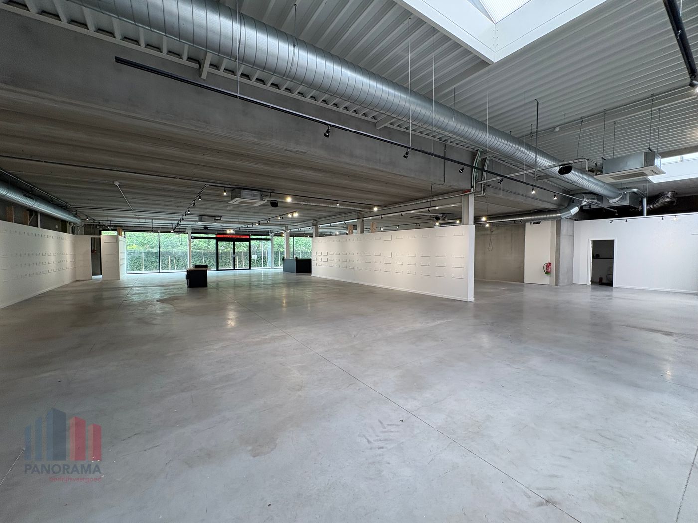 768 m² of commercial space in absolutely prime location near the R4 - photo 2