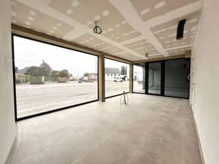 Handelsruimte op toplocatie langs de Gentseweg te DesselgemDeze handelsruimte geniet van een uitstekende zichtbaarheid en ligt op een absolute...