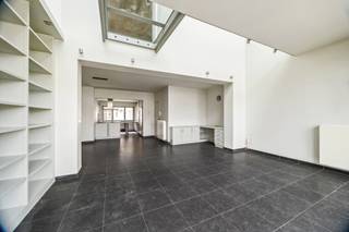 Authentieke art-deco woning met stadstuin
Locatie:
Gelegen in Antwerpen, net ten zuiden van het stadscentrum, bevindt deze woning zich op een vlot bereikbare locatie met winkels, scholen en openbaar vervoer in de directe omgeving.
Indeling:
Achter de charmante art-deco gevel schuilt een ruime woning met een aangename flow. Via de inkomhal komt u in de lichtrijke leefruimte met open keuken, waar grote raampartijen zorgen voor een mooie connectie met buiten. Achteraan geniet u van een aangename stadstuin van ca. 60 m².
Op de eerste verdieping bevindt zich een ruime slaapkamer met ingemaakte kasten, een dressing en een badkamer met douche, lavabo en toilet. De mezzanine biedt extra ruimte die perfect kan dienen als bureau of ontspanningsplek.
De bovenverdieping telt momenteel twee volwaardige slaapkamers, met de mogelijkheid om extra kamers te creëren. Een bijkomend toilet zorgt hier voor extra comfort.
Troeven:
Karaktervolle art-deco gevel
EPC B – energiezuinig
Mogelijkheid tot meerdere slaapkamers
Mezzanine met polyvalente invulling
Stadstuin van ca. 60 m²
Centrale ligging in Antwerpen
Technisch:
EPC label B (194 kWh/m²). Elektriciteit conform. Verwarming op gas met centrale verwarming en dubbele beglazing.
Stedenbouwkundige inlichtingen in aanvraag
Koopt u als enige en eerste woning? Dan geniet u van het verlaagde tarief van 2% verkooprechten.
Voor meer informatie of een gratis waardebepaling?
03/345.88.99.