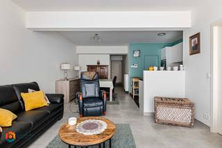 Op een centrale ligging nabij het centrum van Ranst (Liersesteenweg) bevindt zich dit gelijkvloerse appartement. Het bruisende stadscentrum van Lier met zijn cultuuraanbod, horeca en scholen liggen op wandelafstand. Tevens geniet u van een uitstekende bereikbaarheid vlakbij belangrijke invalswegen.<br /><br />We betreden het appartement via de inkomhal met apart gastentoilet. De lichtrijke leefruimte kan u inrichten met een gezellige zithoek en eetplaats. De open keuken is mooi geïntegreerd in het geheel en voorzien van de voornaamste toestellen. Verder beschikt dit gelijkvloers appartement over een aparte berging, 2 slaapkamers en badkamer, dewelke voorzien is van een dubbele lavabo, bad en inloopdouche. In de tuin kan u steeds in alle rust en privacy genieten van het mooie weer. In de huurprijs is er een parkeerplaats inbegrepen. De bijkomende gemeenschappelijke kosten bedragen 50 euro/maand.<br /><br />Het appartement is beschikbaar vanaf 1/09/2026<br /><br />U dient een bezoekaanvraag in te dienen via het zoekertje op onze website via de knop "vraag bezoek aan".<br /><br />Dit is een uitstekende opportuniteit als u op zoek bent naar een gelijkvloers appartement met tuin en parkeerplaats in Ranst. Contacteer ons voor meer informatie of neem een kijkje op www.boonstravastgoed.be<br /><br />Bijzonderheden:<br />- Tuin<br />- Centrale ligging<br />- Gelijkvloers appartement