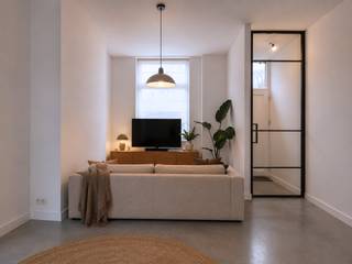 In het hart van Brugge bevindt zich deze volledig gerenoveerde stadswoning, waar modern comfort en praktische indeling hand in hand gaan.<br /><br />Bij het betreden van de woning komt u terecht in de gezellige en lichtrijke leefruimte, die naadloos overloopt in de open keuken. Deze vormt samen met de living een aangename en functionele leefomgeving. Vanuit de keuken heeft u directe toegang tot het terras en de tuin, waar het heerlijk vertoeven is. Een bijzondere troef van deze woning is de aparte zij-ingang, die toegang biedt tot een handige gang. Ideaal voor het plaatsen van fietsen of vuilbakken, en bovendien met een rechtstreekse doorgang naar het terras en de tuin.<br /><br />Op de eerste verdieping bevindt zich de ruime badkamer, uitgerust met een inloopdouche, ligbad, lavabo en toilet. Daarnaast zijn er twee volwaardige slaapkamers aanwezig.<br />De tweede verdieping is een volledig afgewerkt zolderverdiep, dat tal van mogelijkheden biedt. Deze polyvalente ruimte kan perfect ingericht worden als extra slaapkamer, hobbyruimte of praktische opbergruimte.<br /><br />Deze instapklare woning is ideaal voor wie op zoek is naar een smaakvol gerenoveerde stadswoning met tuin en tal van mogelijkheden, op een uitstekende ligging in Brugge.<br /><br />Voor verdere informatie of vrijblijvend bezoek contacteer Marie op 0479/020 111 of mail naar marie@immax.be