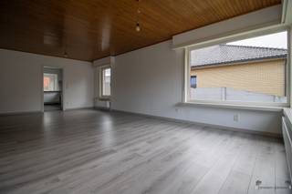 Cette maison spacieuse et entièrement rénovée avec jardin et garage est située dans une rue calme près du centre de Wechelderzande. La maison...