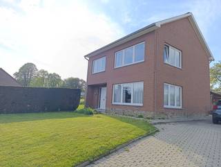 Op zoek naar rust, ruimte en een prachtig groen uitzicht? Deze charmante halfopen bebouwing in het landelijke Vreren heeft alles in huis om u meteen te overtuigen.<br /><br />Deze woning biedt karakter gecombineerd met een praktische indeling. Dit pand heeft o.a. drie volwaardige slaapkamers, een ingerichte keuken en badkamer, ruime leefruimte, wasplaats en voldoende parkeergelegenheid. <br /><br />De aanwezige garage zorgt voor extra gemak en bergruimte. Buiten geniet u elke dag opnieuw van de rust en de natuur, ver weg van de drukte maar toch vlot bereikbaar.<br /><br />Een unieke kans voor wie landelijk wil wonen. Plan vandaag nog uw bezoek en laat u charmeren door deze fijne woning!<br /><br />Er geldt een renovatieverplichting.