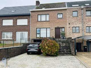 Op een rustige ligging, op wandelafstand van centrum Zottegem, vinden we deze ruime en robuuste woning, voorzien van een inkomhal met...