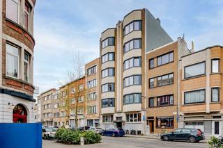 <p><span>In de Generaal Eisenhowerlei te Borgerhout, in een prachtig</span><span> art deco gebouw</span><span>, vinden we dit ruime</span><span> 3 slaapkamer appartement van ca 138 m²</span><span> (cfr EPC).</span></p><p><span> </span></p><p><span>Vlakbij het </span><span>Krugerplein </span><span>en </span><span>het Laar, </span><span>en op wandelafstand van de </span><span>Kerkstraat </span><span>waar tal van leuke bars en restaurants zijn.</span></p><p><span> </span></p><p><span>De originele visgraatparket, de enorm ruime leefruimte met hoge plafonds, en de karaktervolle inkomhal maken van dit appartement een unieke kans.</span></p><p><span> </span></p><p><span>Dankzij de uitstekende ligging bevinden het centraal station van Antwerpen en belangrijke invalswegen zich vlakbij, net als winkels, openbaar vervoer en andere voorzieningen.</span></p><p><span> </span></p><p><span>Indeling</span></p><p><span> </span></p><p><span>Het appartement bevindt zich op de eerste verdieping.</span></p><p><span>We komen binnen in de privatieve inkomhal en betreden vooraan de ruime woonkamer op massieve visgraatparkevloer. Enorm veel licht en hoge plafonds maken dat je een enorm ruimtelijk gevoeld krijgt.</span></p><p><span>De gesloten keuken bevindt zich achter de leefruimte, en is standaard ingericht.</span></p><p><span>In totaal zijn er 3 ruime slaapkamers.</span></p><p><span>De badkamer is eveneens standaard ingericht.</span></p><p><span> </span></p><p><span>Dit is een </span><span>uniek appartement van ca 138 m²</span><span> met </span><span>3 slaapkamers</span><span>, waar je mits een opfrissing een pareltje van kan maken.</span></p><p><span> </span></p><p><span>Troeven</span></p><p><span> </span></p><p><span>- originele parketvloer</span></p><p><span>- topligging</span></p><p><span>- art deco stijl</span></p><p><span>- 3 ruime slaapkamers</span></p><p><span> </span></p><p><span>Ben jij geïnteresseerd in dit appartement te koop in Borgerhout, ben je op zoek naar ander vastgoed, een investering of wens je de waarde van jouw eigendom te kennen? Dan ben je bij BOLT Immo aan het juiste adres! Wij helpen jou graag verder.</span></p><p><span> </span></p><p><span> </span></p><p><span> </span></p>