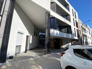 <strong>Rustig wonen op wandelafstand van het centrum van Lier.</strong><br /><br />Op zoek naar een compact en comfortabel appartement met een uitstekende ligging?<br />Dit aangename <strong>éénslaapkamerappartement </strong>bevindt zich op de tweede verdieping van residentie "Den Belgica", aan de Leuvensevest in Lier.<br />De ligging is bijzonder aantrekkelijk: op wandelafstand van het bruisende centrum van Lier, maar toch rustig en beschut gelegen.<br />Het appartement bevindt zich aan een binnenkoer, waardoor je hier geniet van<strong> rust en privacy</strong>, zonder verkeers- of straatlawaai.<br /><br /><strong>De leefruimte vormt het hart van het appartement en geeft rechtstreeks uit op het terras, een aangename plek om even tot rust te komen.<br />Aansluitend is er een open keuken. Verder beschikt het appartement over een slaapkamer, badkamer, apart toilet en praktische berging.</strong><br /><br />Ook op het vlak van bergruimte en comfort is er aan alles gedacht. Ondergronds beschik je over een <strong>privatieve berging</strong> en is er een <strong>gemeenschappelijke fietsenberging</strong> aanwezig. Het gebouw is bovendien uitgerust met een<strong> lift.</strong><br /><br />Residentie "Den Belgica" werd gerealiseerd op de voormalige locatie van de gelijknamige cinema, op de grens tussen de gezellige volksbuurt Pettendonk en de statige Leuvensevest.<br />Dankzij deze ligging combineert het appartement een <strong>rustige woonomgeving met een uitstekende bereikbaarheid </strong>en heb je winkels, horeca, ontspanning en alle troeven van de Lierse binnenstad binnen handbereik.<br /><br />Indeling: leefruimte met toegang tot terras, open keuken, 1 slaapkamer, badkamer, apart toilet, berging, privatieve kelderberging en gemeenschappelijke fietsenberging.<br /><br /><strong>Gemeenschappelijke kosten = 50 euro per maand.</strong><br /><br /><strong>Het appartement is geschikt voor maximaal 2 personen.</strong><br /><br /><strong>EPC = 263 (label C).<br /><br />Er is tevens de mogelijkheid om een ondergrondse autostaanplaats te huren voor 60 euro per maand.</strong><br /><br />Een ideale woonst voor wie op zoek is naar een compact, comfortabel en rustig appartement met karakter, op een toplocatie nabij het centrum van Lier.<br /><br /><strong>Interesse?</strong><br />Neem contact op voor meer informatie of een bezoek:<br />0473 33 33 33<br />philip@wijns.be