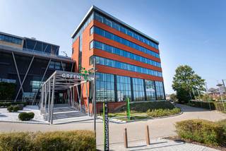 Greenhouse BXL biedt prachtige kantoorruimtes met veel lichtinval in een groene omgeving. Naast het creëren van een dynamisch campus gevoel staat ‘the new way of working’ centraal. Voor werkgevers die graag iets meer aanbieden aan hun werknemers, is dit inspirerend kantoorgebouw ideaal. Zo zijn een tal van faciliteiten beschikbaar op de site: receptie, extra vergaderruimtes, auditorium, fitness, bedrijfsrestaurant, café/sandwichbar, strijkdienst, bedrijfswagens, fietsen … Greenhouse BXL is gelegen aan de Brusselse ring. Hierdoor is het makkelijk bereikbaar met de wagen en openbaar vervoer. <br />Oppervlakte: 1.429 m².<br />Parkeerplaats beschikbaar: 500 € en 1.000 €/plaats/jaar.<br />Beschikbare archieven: 65 €/m²/jaar.