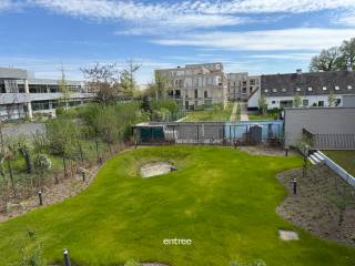 Dit moderne appartement in Zwijnaarde voldoet aan alle standaarden van comfort en luxe. Gelegen op een ideale locatie, biedt dit appartement een prachtig uitzicht vanaf het ruime terras. <br />Het appartement werd gebouwd in 2026, waardoor het voldoet aan de nieuwste bouwnormen en -eisen. Het is voorzien van moderne voorzieningen en heeft een energielabel A, wat betekent dat het energiezuinig is en lagere energiekosten met zich meebrengt.<br />Het gebouw is uitgerust met een lift, waardoor het appartement gemakkelijk toegankelijk is.<br />De ligging van dit appartement is een van de grootste troeven. Het is gelegen nabij het Parkbos en het Technologiepark en dicht bij alle voorzieningen zoals winkels, restaurants en openbaar vervoer. Bovendien is het slechts een korte afstand verwijderd van het bruisende stadscentrum van Gent.<br />Kortom, dit appartement biedt een perfecte combinatie van comfort, locatie en moderne voorzieningen. Met zijn ruime terras, lift, twee slaapkamers en badkamer, is het ideaal voor gezinnen of mensen die op zoek zijn naar een ruim en luxueus appartement in het Gentse.<br />Fraai aangelegde, gemeenschappelijke tuin met vijver.<br />Ondergrondse staanplaats inbegrepen in de huurprijs.<br />Huurprijs: € 1250,00 +€ 75,00 gemeenschappelijke kosten.<br />Onmiddellijk beschikbaar<br />Bel voor een bezoek: Ulrik Willems 0495 93 38 35 of email uw@entree.be