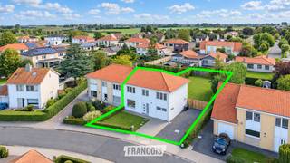 Deze recent gerenoveerde halfopen bebouwing is gelegen in de Bonte Pierstraat in Leffinge en combineert ruimte, comfort en een moderne afwerking. Dankzij de grondige renovatie, de praktische indeling en het ruime perceel van maar liefst 633 m² is dit een ideale woning voor wie op zoek is naar een ruime gezinswoning met aangename buitenruimte.<br /><br />Bij het binnenkomen valt meteen de prachtige open keuken met keukeneiland op. Deze vormt samen met de leefruimte een aangename plek om te koken, te ontspannen en gezellig samen te zijn met zicht op de tuin. De woning geniet van een moderne uitstraling en biedt dankzij de ruime indeling tal van mogelijkheden voor een gezin.<br /><br />Met maar liefst 5 slaapkamers is er voldoende ruimte voor het hele gezin, een bureau of hobbyruimte. De badkamer werd voorzien van een toilet, dubbele wastafel en een ruime inloopdouche.<br /><br />Ook buiten heeft deze woning heel wat te bieden. De grote tuin met ruim terras vormt de ideale plek om tijdens zonnige dagen te genieten van het buitenleven. De grote oprit biedt bovendien plaats voor meerdere wagens en dankzij de inpandige bergplaats beschikt u over extra praktische bergruimte voor fietsen bijvoorbeeld.<br /><br />Op energetisch vlak beschikt de woning over een EPC-label B en een lucht-water-luchtwarmtepomp die zowel kan verwarmen als koelen via airconditioning. De elektrische installatie is conform.<br /><br />Bent u op zoek naar een ruime, recent gerenoveerde gezinswoning met 5 slaapkamers, een prachtige keuken en een groot perceel in Leffinge? Dan is deze woning zeker een bezoek waard.<br /><br />Contacteer Inti via inti@immofrancois.be of 0499 74 89 74 voor meer informatie of een bezoek.<br /><br />Enkele beelden van de buitenruimte werden bewerkt met behulp van AI (voornamelijk het gazon). <br /><br />