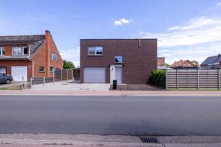 <p><strong>Moderne nieuwbouwwoning op 387 m² met lichtrijke leefruimte, garage en energiezuinig EPC-label A</strong></p>
<p>Deze prachtige moderne nieuwbouwwoning is gelegen op een mooi perceel van <strong>387 m²</strong> en combineert hedendaags wooncomfort met kwalitatieve materialen, een praktische indeling en een zeer energiezuinig karakter. Dankzij de ruime glaspartijen, de hoogwaardige afwerking en de gunstige ligging in <strong>Mol-Ezaart</strong>, nabij de <strong>Zuidering</strong>, is dit een bijzonder aantrekkelijk pand voor wie op zoek is naar een instapklare en stijlvolle woning.</p>
<p>Bij het betreden van de woning kom je binnen in de <strong>inkomhal</strong> met apart <strong>gastentoilet</strong>. Via een deur krijg je toegang tot de ruime en open leefruimte, waar de grote raampartijen meteen zorgen voor een aangename lichtinval en een mooi contact met de tuin. De leefruimte biedt rechtstreeks toegang tot de buitenruimte en vormt het warme hart van de woning.</p>
<p>Aansluitend bevindt zich de volledig ingerichte <strong>eetkeuken</strong>, uitgerust met moderne apparatuur en ingebouwde kasten. De keuken is voorzien van onder andere een <strong>inductiekookplaat</strong> en alle nodige comfort om dagelijks praktisch en aangenaam te koken. Dankzij de open verbinding met de leefruimte blijft het geheel bijzonder ruimtelijk en gezellig.</p>
<p>Verder beschikt het gelijkvloers over een <strong>achterinkomhal</strong>, die tevens dienstdoet als <strong>wasplaats</strong>. Van hieruit is er ook toegang tot de <strong>inpandige garage</strong>, wat zorgt voor extra gebruiksgemak en bergruimte.</p>
<p>Via een stijlvolle <strong>natuurstenen trap</strong> bereik je de bovenverdieping. Hier bevindt zich de ruime <strong>hoofdslaapkamer</strong> met aansluitende <strong>dressing</strong>. Daarnaast zijn er nog twee bijkomende kamers, ideaal als kinder-, logeer- of bureauruimte. De centrale badkamer is modern ingericht en voorzien van een zeer ruime <strong>inloopdouche</strong>, een <strong>dubbele wastafel</strong> en een toilet. De slaapkamers zijn afgewerkt met houten vloeren of laminaatparket, wat zorgt voor een warme en verzorgde uitstraling.</p>
<p>Ook op energetisch vlak scoort deze woning uitstekend. Het pand is uitgerust met <strong>zonnepanelen, warmtepomp</strong> en beschikt over een <strong>EPC-label A</strong>, wat garant staat voor energiezuinig en toekomstgericht wonen. Bovendien is de <strong>elektrische keuring conform </strong>en is er<strong> airconditioning </strong>aanwezig.</p>
<p>Buiten geniet je van een mooie tuin met extra <strong>tuinberging/unit</strong>. Naast de woning is er bovendien een <strong>overkapping</strong>, ideaal om een extra wagen beschut te parkeren.</p>
<p>De ligging in <strong>Mol-Ezaart</strong> is een bijkomende troef. Je woont hier rustig, maar toch met een vlotte verbinding richting de Zuidering en nabij diverse voorzieningen.<br /><br />Stedenbouwkundige inlichtingen in aanvraag.</p>
<p><strong><em>Kortom: deze moderne, energiezuinige en tot in de puntjes afgewerkte nieuwbouwwoning is een echt pareltje voor snelle beslissers. Een instapklare thuis waar comfort, ruimte en kwaliteit perfect samenkomen.</em></strong></p>