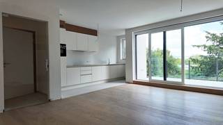 Prachtig afgewerkt nieuwbouwappartement in de groene residentie “Klarenhof”, in de Tieltsestenweg te Eeklo. Dankzij de groene omgeving, het fijne wooncomfort, de energiezuinigheid en het ruime zonneterras geniet u hier van aangenaam en zorgeloos wonen in een van de mooiste residenties.<br /><br />Dankzij de hoogwaardige afwerking en de energiezuinige installaties (zonnepanelen, warmtepomp, enz.) is dit appartement een absolute topper in zijn segment.<br /><br />Ligging<br /><br />Het appartement bevindt zich op de Tieltsesteenweg, met een vlotte bereikbaarheid en alle nodige voorzieningen in de nabije omgeving. De residentie staat garant voor een stiltle en aangename woonbeleving met mooie uitzichten.<br /><br />Indeling van het appartement<br /><br />Via de inkomhal betreedt u het appartement, dat beschikt over een glazen deur naar de woonkamer met een vestiaireruimte. De woonkamer met open keuken en aanpalende berging, vormt het hart van de woning en geeft uit op een ruim terras met westelijke oriëntatie, ideaal om op verschillende momenten van de dag van de zon te genieten. Verder zijn er twee volwaardige slaapkamers en een praktische badkamer met inloopdouche en een gastentoilet.<br /><br />Het appartement heeft ook nog een privatieve en ruime garagebox in de kelderverdieping.<br /><br />Het appartement word nog volledig geschilderd en voorzien van gordijnen en verlichting.<br /><br />Extra troeven<br /><br />✅ Moderne nieuwbouwresidentie<br />✅ Ruim terras met gunstige oriëntatie<br />✅ Privatieve garagebox inbegrepen<br />✅ Energiezuinig appartement met EPC-label A<br />✅ Praktische en comfortabele indeling<br /><br />Bent u op zoek naar een rustig gelegen appartement in een groene omgeving? Dan is dit pand zeker een bezoek waard.
