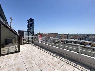 Op een steenworp van het Heldenplein en het strand in Heist bevindt zicht appartement te huur. Het appartement beschikt over 2...
