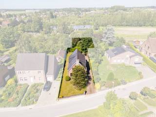 [[ DIT PAND NEEMT DEEL AAN DE ERA OPEN HUIZEN DAG OP 13/6 VAN 14:30 TOT 15:30 ]]
<p>Te koop: open bebouwing in Hofstraat 13, Temse, gelegen in een bosrijke en landelijke omgeving.</p>

<p>Deze woning uit 1976 biedt een toplocatie met een fantastische tuin van 800 m², drie zeer ruime slaapkamers en de mogelijkheid om het interieur volledig naar eigen stijl in te richten. De rustige ligging combineert het groen van de omgeving met een vlotte bereikbaarheid naar het centrum en voorzieningen.</p>

<p>Belangrijkste ruimtes:<br />• Ruime living (36 m²) met veel lichtinval<br />• Volledig ingebouwde keuken (14 m²)<br />• Drie slaapkamers (14 m², 17 m² en 24 m²)<br />• Badkamer (5 m²) met ligbad en wastafel in meubel<br />• Veranda (15 m²) met zicht op de tuin<br />• Garage (14 m²)<br />• Diverse bergingen, waaronder technische ruimte en wasvoorzieningen<br />• Grote tuin (800 m²) ideaal voor ontspanning en buitenactiviteiten</p>

<p>Troeven:<br />• Toplocatie met fantastische tuin<br />• 3 heel ruime slaapkamers<br />• Nog volledig in te richten naar eigen stijl</p>

<p>Neem vandaag nog contact op met je ERA-makelaar voor een bezoek. JOUW DROOMHUIS. ZO GEVONDEN!</p>