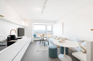 Dit vakantieappartement met prachtig zeezicht werd vernieuwd met oog voor smaak en detail.<br />Gelegen op een topligging te Knokke aan het Albertstrand tussen het Casino en het Rubensplein in de omiddellijke omgeving van winkels, restaurants,...<br /><br />Indeling: inkomhal, afzonderlijk toilet, lichtrijke leefruimte bestaande uit een halfopen keuken (volledig uitgerust), een zitruimte en een eethoek met prachtig zeezicht, afzonderlijke badkamer met inloopdouche en wastafel, gang met ingebouwde praktische bergkasten, ruime slaapkamer met dubbel bed en ingebouwde kasten uitgevend op een terras achteraan, 2e slaapkamer met stapelbed en buitenraam.<br />Nieuwe gaswandketel (condensatie). Gebouw voorzien van een nieuwe lift, voorgevel en ramen.<br />Private kelder en een fietsenstalling in het gebouw.<br /><br />Mooi aanbod voor wie wil genieten van de zee in Knokke-Heist.<br />Info en bezoek bel Andries De Leyn 0472 53 66 09<br /><br /><br /> 