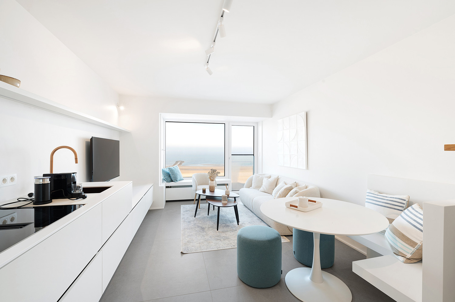 Prachtig vernieuwd 2 slaapkamer appartement aan het Albertstrand - foto 1