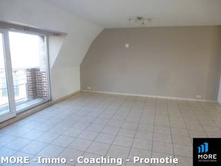 <span><strong>VERHUURD...</strong></span><br /><br />Ideaal gelegen aan de rand van Knokke. Aangenaam gebouw met in het appartement een inkomhal met vestiairekast, mooie open keuken uitgevend op het zongerichte terras achteraan, berging met aansluiting voor wasmachine/droogkast en toilet en een ruime woonkamer met zithoek en balkon vooraan. Op de eerste verdieping vindt u de twee slaapkamers alsook de douchekamer met lavabo en extra toilet. Scherpe prijs! Ideaal voor single of jong koppel. Gemeenschappelijke fietsenberging op het gelijksvloer en ruime privatieve kelder aanwezig. €65/maand provisie gemeenschappelijke kosten. <br />Mail ons voor een vrijblijvend bezoek op onze eerstvolgende bezoekdag en overtuig u zelf.<br /><br /><span><strong>Tehuurstelling onder voorwaarden; Zie www.more.be, "bijlagen" en onder voorbehoud van beschikbaarheid.</strong></span>