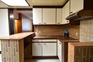 In de Graaf van Vlaanderenstraat te Menen bevindt zich deze karaktervolle woning met veel potentieel. Gelegen in een rustige buurt, maar toch op wandelafstand van winkels, scholen, openbaar vervoer en het stadscentrum. De centrale ligging zorgt voor een vlotte verbinding met omliggende gemeenten en de autosnelweg.<br /><br />Indeling als volgt:<br />Bij het betreden van de woning komt u terecht in een inkomhal die toegang geeft tot een gezellige leefruimte, voorzien van een gaskachel. Aansluitend bevindt zich het keukengedeelte met ontbijthoek.<br />De badkamer is praktisch ingericht met lavabo, douchecel en toilet.<br /><br />De onderhoudsvriendelijke tuin is Oost gericht, wat zorgt voor ochtend- en middagzon. Ideaal om buiten te genieten. Achteraan bevindt zich ook een praktisch berghok.<br /><br />Op de eerste verdieping zijn er 2 volwaardige slaapkamers. De bovenste verdieping, bereikbaar via een vaste trap, biedt een ruime masterbedroom van maar liefst 31 m²!<br /><br />De woning is "op te knappen", maar biedt sterke troeven. Een stevige basis dus om verder op te bouwen naar uw smaak en noden.<br /><br />Gratis parkeren in de straat.<br /><br />Onze ref. DEV4665