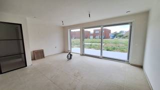 <strong>Woning te koop in De Vloei – Lot 131</strong><br /><br />Instapklare, energiezuinige woning met tuin en drie slaapkamers in de groene woonwijk De Vloei te Ieper.<br /><br />Deze <strong>kwalitatieve nieuwbouwwoning </strong>biedt een perfecte combinatie van comfort, duurzaamheid en energiezuinigheid.<br />De woning is uitgerust met een warmtepomp, vloerverwarming, ventilatiesysteem D en zonnepanelen.<br />Dankzij het uitstekende E-peil van maximaal 20 geniet u van een lage energiekost en een aangenaam wooncomfort.<br /><br /><strong>Indeling gelijkvloers</strong>
<ul>
<li>Inkomhal met vestiaire</li>
<li>Gastentoilet</li>
<li>Lichtrijke leefruimte met uitzicht op de tuin</li>
<li>Ruime open keuken</li>
<li>Praktische wasplaats</li>
<li>Aangelegde tuin met tuinberging</li>
</ul>
<br /><strong>Verdieping</strong>
<ul>
<li>3 volwaardige slaapkamers</li>
<li>Ruime badkamer met dubbel lavabomeubel, inloopdouche, ligbad en toilet</li>
<li>Handige bovenberging</li>
</ul>
<br /><strong>Volledig afgewerkt</strong><br />De woning wordt volledig afgewerkt opgeleverd, inclusief:
<ul>
<li>Geïnstalleerde keuken</li>
<li>Volledig ingerichte badkamer</li>
<li>Vloerafwerking op het gelijkvloers en de verdieping</li>
<li>Terras en tuinaanleg</li>
</ul>
<br /><strong>Troeven</strong><br />✔ Energiezuinig wonen (E-peil max. 20)<br />✔ Warmtepomp, vloerverwarming en zonnepanelen<br />✔ 3 slaapkamers<br />✔ Tuin met praktische tuinberging<br />✔ Instapklaar afgewerkt<br /><br />Interesse? Contacteer ons voor meer informatie of een bezoek via 051 21 11 11 of matias@imfiro.be.