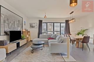 <p>Op zoek naar een goed gelegen gelijkvloers appartement in Aalst, dan is dit je kans ! Dit appartement is gelegen in de Bredestraat te Aalst en beschikt over een praktische en aangename indeling.<br /><br />Het appartement werd gebouwd in 2005 en biedt een comfortabele woonruimte met twee slaapkamers en verschillende extra troeven.<br /><br />Bij het betreden van het appartement kom je terecht in de woonkamer, die toegang geeft tot de verschillende ruimtes. De keuken sluit mooi aan op de woonkamer waardoor dit een open en aangenaam geheel vormt met voldoende ruimte voor zowel een zit- als eetgedeelte.<br /><br />Het appartement beschikt over twee slaapkamers (9 m2; 12 m2) die voor verschillende doeleinden kunnen worden ingericht. Zo kan de tweede slaapkamer eventueel ook gebruikt worden als bureau, hobbyruimte of logeerkamer.<br /><br />De badkamer is voorzien van een douche en lavabo. Daarnaast is er een apart toilet aanwezig.<br /><br />Zowel aan de voorzijde als aan de achterzijde van het appartement is er een terras aanwezig. Hierdoor beschikt het appartement over twee buitenruimtes waar je rustig kan zitten en genieten van het mooie weer.<br /><br />Daarnaast is er een fietsenstalling aanwezig en is een privatieve parkeerplaats inbegrepen in de verkoop. Dit zorgt voor het nodige extra comfort en praktisch gebruiksgemak.<br /><br />Het appartement is gunstig gelegen in Aalst, met verschillende winkels, voorzieningen en belangrijke verbindingswegen in de nabije omgeving.<br /><br />Interesse om dit appartement te bezichtigen? Neem gerust contact met ons op via info@vastgoedverbruggen.be of telefonisch op 053 666 446. Wij plannen graag een bezoek met je in!</p>
