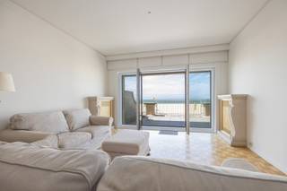 <strong>EXCLUSIEF 4-SLAAPKAMERAPPARTEMENT MET GROOT TERRAS OP DE ZEEDIJK</strong><br /><br />Op het mooiste stukje van de promenade bevindt zich dit uitzonderlijk ruime appartement met een topligging en een prachtig uitzicht op zee. <br />Het appartement beschikt over een lichtrijke woonkamer met directe toegang tot het terras. Er is een volledig ingerichte keuken, die voorzien is van alle hedendaagse comfort. Verder zijn er vier volwaardige slaapkamers, waarvan één slaapkamer eveneens geniet van een prachtig uitzicht op zee.<br />Daarnaast beschikt het appartement over een ruime kelderberging en is er de mogelijkheid om een garagebox in het gebouw te huren, een absolute meerwaarde op deze toplocatie.<br />Dit is een zeldzame opportuniteit voor wie op zoek is naar een ruim appartement met comfort op een van de meest gegeerde locaties.<br /><br /><strong>Praktische informatie: </strong>
<ul>
<li>Onmiddellijk beschikbaar</li>
<li>Garagebox te huur in het gebouw: €160 per maand</li>
<li>Provisie op vaste kosten: €200 per maand</li>
<li>Oppervlakte appartement: 138 m²</li>
<li>EPC: label B</li>
</ul>
