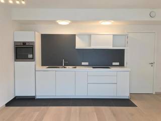 ETTERBEEK, Nabij het Jubelpark. Prachtig appartement van ± 64 m², met 1 slaapkamer.Op de 2e verdieping: ONGEMEUBILEERD * Inkomhal * Apart toilet *...