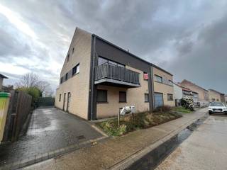 Uitstekend gelegen duplex appartement in centrum van Pellenberg!Indeling: Inkomhal met apart toilet, ruime living met open keuken en berging.Op de...