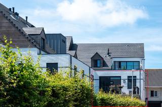 Dit prachtig afgewerkte appartement op de eerste verdieping is het grootste van het gehele gebouw. <br />Maar liefst 158 m2, drie ruime slaapkamers en hoogwaardige afwerking. Een pareltje! <br />U komt binnen in een ruime inkomhal met gastentoilet en berging. Van hieruit toegang middels een mooie glazen deur naar de ruime living met aanpalend een moderne volledig uitgeruste keuken. Een groot balkon te betreden vanaf de keuken en living. De badkamer is zeer ruim met ligbad en aparte douche, verder hier een mooi lavabo en 2de toilet. Een grote berging voor uw wasmachine en droogkast. Een extra berging in de hal voor voorraad. Drie ruime slaapkamers met veel licht. Hier voor de ramen zonnescreens. In de slaapkamers en living mooie parketvloeren. Een zeer fijn appartement voor wie luxe en comfort belangrijk vind. Beneden in de kelder is nog een extra berging. Hier ook twee garagestaanplaatsen verplicht aan te kopen aan 30.000 EUR.<br />Supermarkt, bakker naast de deur. Dokter, apotheek, andere winkels op loopafstand. <br />Gemeenschappelijke kosten 152, 25 EUR per maand. (blokpolis, onderhoud lift, schoonmaak, onderhoud garagepoort etc) <br />EPB BOUW E-PEIL 61. Ventilatiesysteem. Elektrische keuring conform. Alarm aanwezig.<br />Zeker de moeite waard om een bezoek te brengen! <br />Interesse in een bezoekje, bel Chantal 0468/156151 of e-mail naar chantal@domus-immobilien.be. 