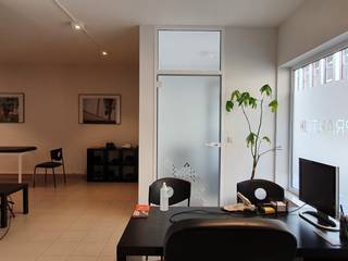 In het centrum van Izegem staat dit handelspand te huur van ca. 45 m².Omvat:- inkom/wachtruimte van ca. 3 m²- open ruimte van ca. 35 m² -...