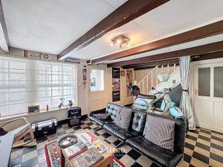 Betaalbare woning met 3 slpks, ZUIDgericht terras én garage in het HARTJE van Zuienkerke!<br /><br /><strong>INDELING:<br /><u><em>Gelijkvloers:</em></u></strong><br />Ruime inkomhal met vestiaire - living met bureelhoek - ruime leefkeuken (o.a. met gasfornuis, oven en dampkap) - koele berging - badkamer (o.a. met lavabomeubel, toilet en ligbad met geïntegreerde douche) - veranda - ruime garage, palend aan de achterliggende straat, met tuinberging - ZUIDgericht terras met UITWEG achteraan!<br /><br /><u><em><strong>Eerste verdieping:</strong></em></u><br />Nachthal - 3 volwaardige slaapkamers.<br /><br /><u><em><strong>Dakverdieping:</strong></em></u><br />Zolder.<br /><br /><u><strong>Opmerkingen:<br />- De elektriciteit is GOEDgekeurd!</strong></u><br />- Epc = 411 kWh/m2.<br />- Authentieke vloeren.<br /><br />Betaalbare woning op wandelafstand van winkel, slager, school, huisarts, bushalte...! Voor de SNELLE BESLISSERS! Aarzel zeker niet om ons te contacteren voor een bezoek ter plaatse: 050/70.01.02 - info@centro.be.