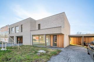 <span>Lot 5 is een halfopen woning met carport in een moderne, hedendaagse stijl, gelegen op een perceel van 331 m². Op het gelijkvloers vind je de inkomhal met apart gastentoilet, leefruimte met open keuken en daar aansluitend een berging.</span><br /><span>Op de eerste verdieping vind je 3 slpk. en 2 badkamers. De afwerking van de badkamer en keuken ligt nog volledig in jouw handen. Buiten vind je de Z georiënteerde tuin met fietsberging.</span><br /><span>De woning is voorzien van vloerverwarming en zonnepanelen! Je hebt een vrije keuze bij verschillende leveranciers voor de binnen afwerking zoals vloertegels, inrichting badkamer & keuken, ...</span><br /><span>Meer info?</span><br />Contacteer Inge Vancluysen op 011 98 83 39 of via mail inge.vancluysen@matexi.be.