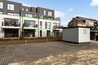 In een stijlvol en nieuw gebouw met lift bevindt zich dit rustig gelegen appartement op de eerste verdieping. Daar heb appartement achteraan is gelegen geniet u hier van optimale privacy en rust, terwijl u toch midden in het centrum van Schilde woont.<br /><br />Indeling: De lichtrijke woon- en leefruimte met open, volledig geïnstalleerde keuken vormt het hart van het appartement. Grote raampartijen zorgen voor een aangenaam ruimtegevoel en geven directe toegang tot het zonnig en zuidgericht terras. Via de nachthal bereikt u de praktische berging met aansluitingen voor wasmachine en droogkast, twee ruime slaapkamers, apart toilet met handenwasser en de moderne badkamer met lavabomeubel en inloopdouche.<br /><br />Extra troeven: Volledig geschilderd – instapklaar - Zuidgericht terras - Zeer lichtrijk en rustig gelegen (achteraan het gebouw) - Ondergrondse autostaanplaats en privatieve kelderberging - Gemeenschappelijke fietsenberging aanwezig - Lift in het gebouw - Afwerking &amp; technieken - Vloerverwarming via warmtepomp - Aluminium ramen met HR+ beglazing - Gebouwd volgens BEN-principes (E-peil max. 20)<br /><br />Ligging: Centrale ligging in het centrum van Schilde, op wandelafstand van winkels, scholen en openbaar vervoer en met een vlotte verbinding naar in- en uitvalswegen. Bovendien nabij tal van fiets- en wandelroutes voor wie graag de natuur opzoekt.<br /><br />Kosten: Gemeenschappelijke kosten: €60/maand