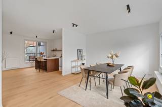 <p><span> </span></p><p><span>Hoogwaardig gerenoveerd 2 slpk app strategische locatie</span></p><p><span>Gelegen op een bevoorrechte locatie met in korte nabijheid verschillende groene parken ( park Den Brandt en Middelheim park), onderwijsinstellingen van alle onderwijsniveaus, winkels, recreatieve voorzieningen, goede verbindingen met openbaar vervoer en snelwegen voor eenvoudige mobiliteit in en rond Antwerpen.</span></p><p><span> </span></p><p><span>Het appartement kent de volgende indeling:</span></p><p><span> </span></p><p><span>Inkomhal:</span></p><p><span>U betreedt het appartement via een ruime inkomhal dat voorzien van een ruimte voor het creëren van een vestiaire en een apart toilet met handenwasser. Eveneens is er een ruime berging voorzien voor het aansluiten van een wasmachine en droogmachine en extra opbergruimte.</span></p><p><span> </span></p><p><span>Leefruimte &amp; keuken:</span></p><p><span>De weelderige leefruimte op parket baadt in natuurlijk licht en is perfect voor ontspanning en vermaak. De volledig uitgeruste keuken geniet van alle comfort en is een meesterwerk van functionaliteit. Aansluitend heb je een aangenaam terras van 9 m² waar je optimaal kan genieten.</span></p><p><span> </span></p><p><span>Slaapkamers &amp; badkamer:</span></p><p><span>Het appartement heef 2 slaapkamers waarvan de master bedroom het extra genot heeft van een terras.  De badkamer heeft een ruime inloopdouche en een lavabo meubel.</span></p><p><span> </span></p><p><span>Fietsenstalling/kelder:</span></p><p><span>Er is een gemeenschappelijke fietsenstalling voorzien. Daarnaast heeft u de mogelijkheid tot aankopen van een privatieve kelderberging voor 4500€.</span></p><p><span> </span></p><p><span>Extra troeven:</span></p><p><span>- Subliem en hoogwaardige renovatie </span></p><p><span>- Gunstig EPC</span></p><p><span>- Strategische locatie </span></p><p><span> </span></p>