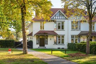 Deze karaktervolle ingenieurswoning ligt aan in het hartje van Zwartberg aan een sfeervol plein, omgeven door statige ingenieurswoningen die het architecturale karakter van de omgeving bepalen.<br /><br /><strong>De woning werd in 2019 gerenoveerd, met bijzondere aandacht voor kwalitatieve materialen, een eigentijdse luxueuze afwerking en toekomstgerichte technieken.</strong><strong> Het interieur kenmerkt zich door een combinatie van stijlvolle vloeren, strakke lijnen en verfijnde zwarte accenten. </strong><br /><br />De <u>gelijkvloerse verdieping</u> is als volgt ingedeeld: De ruime inkomhal geeft toegang tot een bureauruimte en de lichtrijke leefruimte, die bestaat uit een gezellige zithoek met open haard en een afzonderlijke eetkamer met zicht op de aangelegde tuin. De hoogwaardig ingerichte keuken vormt een echte blikvanger en sluit perfect aan bij het hedendaagse karakter van de woning. Daarnaast is er nog een praktische bijkeuken en een afzonderlijke douchecel. Aansluitend strekt het terras zich uit over de volledige breedte van de achtergevel.<br />Op de <u>eerste verdieping</u> zijn er momenteel drie volwaardige slaapkamers en een badkamer met vrijstaand ligbad.<br />De ruime <u>zolderverdieping</u> biedt aanzienlijk uitbreidingspotentieel en kan, mits verdere inrichting, plaats bieden aan vier bijkomende slaapkamers.<br />De woning heeft ook een <u>volledige kelderverdieping</u>.<br />Buiten werd aandacht besteed aan comfort en functionaliteit. De aangelegde tuin heeft een carport met laadpaal, zonnepanelen met thuisbatterij, een tuinhuis met sauna en een garage met ruimte voor twee wagens.<br /><br /><strong>Deze gerenoveerde ingenieurswoning verenigt authentieke architectuur met hedendaagse luxe en toekomstgericht wooncomfort. Dankzij de ruime indeling, de uitbreidingsmogelijkheden en de uitgebreide parkeervoorzieningen biedt ze een uitzonderlijke combinatie van karakter, comfort en potentieel.</strong><br /><br />Interesse? Contacteer ons op telefonisch: 089/203434 of mail naar info@ninabrunovastgoed.be