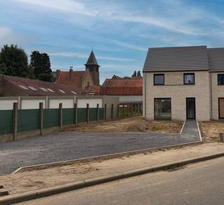 Hectaar bouwt twee halfopen nieuwbouwwoningen in Wervik, centraal gelegen nabij verschillende voorzieningen. Scholen, winkels, sportfaciliteiten en het stadscentrum zijn vlot bereikbaar. Dankzij de nabijheid van openbaar vervoer en belangrijke invalswegen ben je bovendien snel onderweg richting Ieper of Kortrijk - ideaal voor wie op zoek is naar een centraal gelegen en energiezuinige woning.<br /><br /><strong>Indeling van de woningen:</strong><br />Gelijkvloers: Inkomhal met gastentoilet, lichtrijke leefruimte met raampartijen en open keuken, ruime berging<br />Verdieping: Nachthal met apart toilet, 3 ruime slaapkamers, badkamer met ligbad, inloopdouche en dubbele lavabo<br />Zolder: Ruime zolder bereikbaar via zolderluik – ideaal als extra berging of hobbyruimte <br /><br /><strong>Troeven van deze woningen:</strong>
<ul>
<li>Energiezuinig wonen</li>
<li>Vloerverwarming op het gelijkvloers</li>
<li>Regenwaterput van 7.500L aangesloten op toiletten, wasmachine en buitenkraan </li>
<li>Mogelijkheid tot het plaatsen van een carport</li>
<li>Inclusief verharding (oprit, padje naar voordeur en terras)</li>
</ul>
Contacteer ons vandaag nog voor meer informatie of een afspraak op ons kantoor te Roeselare. <br /><span>(Foto's zijn referentiebeelden van voorgaande projecten)</span>