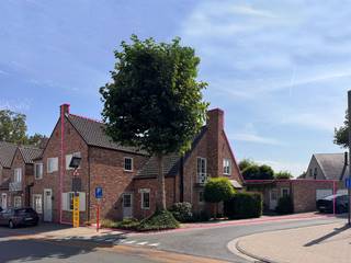 <p>BEZOEKWEEKEND 15-16 augustus op afspraak! bel 09 279 11 22 of info@centeroffice.be<br />Dit prachtige huis aan de Nijverheidsstraat in Dikkelvenne nodigt u uit om de perfecte balans tussen comfort en functionaliteit te ervaren. Met een mooie bruikbare vloeroppervlakte oppervlakte van 185 vierkante meter en een perceel van 463 vierkante meter, biedt deze woning voldoende ruimte voor een gezin om zich te vestigen en te genieten van het leven. Bijkomende heeft het huis ook een aparte praktijk ruimte met zijn eigen ingang. Gebouwd in 2002 en opgefrist in 2022-2025 (nieuwe ketel, airco, ingemaakte kasten, douche en badkamer, living, waterverzachter) beschikt het huis over moderne voorzieningen die bijdragen aan een eigentijdse levensstijl. </p>
<p>De indeling van de woning is zorgvuldig ontworpen, een ruime inkomhal met links een bureel, en rechts een gasten toilet, berging die aansluit aan de keuken en de leefruimte bestaande uit zithoek en eetplaats. Op de eerste verdieping bevinden zicht dan 3 slaapkamers en 2 badkamers. Op de bovenste verdieping is er ook airco voorzien. Bijkomende heeft u nog een zolderberging. Rechts van de woning heeft u dan het bijgebouw dat momenteel ingericht is als muziek studio. voorzien van eigen keuken, mogelijkheid tot badkamer en kan dus omgevormd worden als extra studio. De buitenberging is ideaal voor het stallen van uw fietsen. Dit huis combineert esthetiek met functionaliteit en creëert zo een warme thuisbasis voor wie op zoek is naar een rustige plek met voldoende ruimte voor alledaags leven en ontspanning. Bouw vergund, Woongebied, </p>