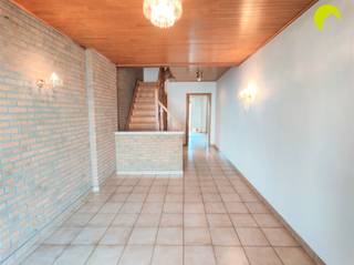 <p><span>Vlakbij het bruisende winkelcentrum van Mortsel vinden we deze ruime bel-étage woning met 4 volwaardige slaapkamers en grote zuid-tuin. Ook de groengebieden Fort IV en Klein Zwitserland, het openbaar vervoer (tram, trein, bus) en verschillende grote invalswegen liggen op wandelafstand. </span></p><p><span> </span></p><p><span>Indeling</span></p><p><span>We komen binnen in de ruime inkomhal die ons verder toegang verleent naar de keldertrap, de garage en de trap naar de eerste verdieping. Onze tocht begint in de garage waar voldoende plaats is voor 2 wagens. Aansluitend op de garage vinden we de nodige voorzieningen om een bijkeuken te plaatsen en toilet. Wanneer we achteraan in de garage de deuren volledig openen, komen we in een zonnige zuid-tuin met overdekt terras. De tuin is volledig privatief en vormt een oase van rust. </span></p><p><span> </span></p><p><span>We gaan terug op onze stappen en nemen in de inkomhal de trap naar de eerste verdieping. Op deze verdieping bevindt zich de leefruimte die door de volledige diepte van de woning loopt. Ramen aan weerszijden van de ruimte maken de de leefruimte zeer licht en open. Een groot schuifraam geeft toegang tot een zonneterras waar voldoende ruimte is voorzien voor een grote eettafel. Vanop het terras heeft u een groen zicht met in de verte Fort IV. </span></p><p><span> </span></p><p><span>Ook de open keuken geeft toegang tot het terras. De keuken is voorzien van alle comfort (vaatwasser, dubbele spoelbak met druip, keramisch vuur, dampkap, koelkast, vriezer, oven, combinatie-oven). Tevens zijn er voldoende kasten en een tafel met stoelen voorzien. </span></p><p><span> </span></p><p><span>Langs de keuken gaan we terug naar de hal. Zowel op de eerste als op de tweede verdieping vinden we in de hal een apart toilet terug. Op de tweede verdieping zijn er ook ingemaakte kasten voorzien in de hal.</span></p><p><span> </span></p><p><span>We lopen verder naar de tweede verdieping. Hier bevinden zich 4 ruime slaapkamers op laminaat en een zeer grote badkamer. De badkamer is voorzien van ingemaakte kasten, een dubbele lavabo met meubel en een inloopdouche met infrarood-functie. </span></p><p><span> </span></p><p><span>De volledige woning is eveneens onderkeldert. </span></p><p><span> </span></p><p><span>Pluspunten</span><span><br />- Dubbele garage én oprit</span></p><p><span>- 4 ruime slaapkamers</span></p><p><span>- Grote zuid-gerichte tuin met overdekt terras + zonneterras op 1</span><span><sup>e</sup></span><span> V <br />- Oase van rust achteraan met groen uitzicht<br />- Gunstige locatie</span></p><p><span> </span></p><p><span>Nuttige informatie</span><span><br /></span><span>- EPC: 188kWh/m</span><span><sup>2</sup></span><span>jaar - B-label<br />- </span><span>B</span><span>eschikbaarheid: 01/07/2026</span></p><p><span>- Plaatsbeschrijving: 350 euro (per partij)</span></p><p><span>- Huurwaarborg: 3 maanden</span></p><p><span> </span></p><p><span>Boek nu zelf ONLINE uw afspraak in. Surf naar het betreffende eigendom op onze website <span>www.habicom.be</span></span><span> en klik op de roze knop </span><span>'PLAN EEN BEZOEK'</span><span>. </span></p><p><span>Voor meer info surf naar <span>www.habicom.be</span></span><span>.</span></p><p><span> </span></p>