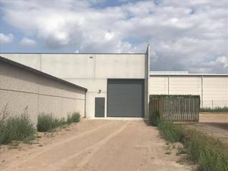 Recente opslagloods van 200m² gelegen op het industrieterrein 'Kleine Heide' in Meeuwen. Dit bedrijventerrein richt zich vooral op KMO's...