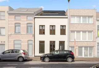 <p><span>Ce n'est pas tous les jours que nous pouvons proposer une maison récemment rénovée avec un score EPC de …. kWh/m²/an. Ce score a été atteint grâce à l'installation de : Fenêtres en PVC (Aluplast) avec verre super isolant, chauffage par le sol (rez-de-chaussée),  une chaudière à condensation (Vaillant), 9 panneaux solaires, une batterie domestique de 5 kW (Growatt),  cm d'isolation du sol, cm d'isolation des murs et cm d'isolation de la toiture. Grâce aux grandes fenêtres du côté de la rue, beaucoup de lumière pénètre dans le salon avec cuisine ouverte et hauts plafonds. L'ensemble de la structure intérieure et toutes les techniques ont été rénovées. La cuisine ouverte sur mesure comprend une plaque de cuisson à induction de 80 cm de large (AEG), un micro-ondes, un four, un lave-vaisselle (AEG), une hotte aspirante (Elica), un réfrigérateur et un congélateur (Exquisite). Ceux qui ont le sens du détail remarqueront l'escalier en contreplaqué, les spots LED intégrés au plafond et les télérupteurs (interrupteurs à bouton-poussoir). La salle de bains est suffisamment grande pour accueillir une douche à effet pluie avec paroi en verre, un meuble lavabo avec armoire à glace (noir/bois), un meuble colonne, un radiateur décoratif et un espace pour une machine à laver. Les deux toilettes sont fournies séparément, avec un lavabo. Les 4 chambres spacieuses avec des plafonds hauts sont un atout supplémentaire. Il y a également un local technique avec une arrivée d'eau. Le petit espace extérieur est entièrement clos et pavé. Le Mobiscore officiel presque parfait de 9,5 sur 10, prouve qu'ici vous bénéficiez d'excellentes connexions avec les transports publics, les écoles, les magasins, etc.  </span></p><p><span> </span></p>