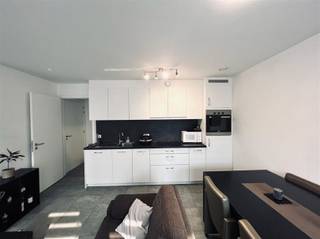 Dit appartement maakt deel uit van residentie Lucas en is gelegen op de eerste verdieping in het centrum van Beveren. U beschikt over een achterliggende autostaanplaats en een privé berging.De indeling van het appartement is als volgt: U betreedt het appartement via de inkomhal met apart toilet. Verder is er de open ingerichte keuken, voorzien van alle nodige toestellen. Aansluitend is er de living en eetkamer met toegang tot het west gericht terras. Op de nachthal bevinden zich twee slaapkamers, een berging en een ingerichte badkamer met lavabomeubel en inloopdouche.Nog enkele troeven van dit appartement: Centrale verwarming op aardgas, nieuwbouw, hoogwaardige afwerking, volledig geschilderd, verlichtingsarmaturen voorzien, achterliggende autostaanplaats met berging aan € 50,00/maand, lage algemene kosten van € 25,00/maand, laag E-peil en het appartement is vrij vanaf 1 april 2026 (vroeger eventueel mogelijk).Interesse? Aarzel zeker niet ons vrijblijvend te contacteren (verhuur@bebuild.be).