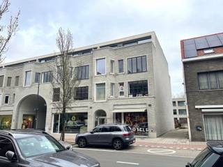 <strong>EERSTE VERDIEPING<br /><br /></strong>Luxueus appartement op de 1ste verdieping in project 'Den Bonten Os'. Centraal wonen, comfort en luxe!<br />Beschr: inkom, woonkamer met open volledig ingerichte keuken gescheiden door een stalen deur van de slaapvertrekken. Apart toilet, zeer ruime berging, badkamer met extra toilet en inloopdouche, 2 grote slaapkamer en 1 kleindere kamer die allemaal toegang bieden tot het terras. <br />Vooraan bevindt zich een gezellige logia (inpandig terras) met zicht op het bruisende dorp, achteraan een rustig gelegen open terras.<br />Ondergronds is een garagebox inbegrepen.<br /><br /><strong>BIJZONDERHEDEN<br /><br /></strong>EPC: 28kwh/m2/jaar, Gemeenschappelijke kosten: €100, voorschot verwarming en warm water: €65<br /><br /><strong>POSITIEVE ASPECTEN<br /><br /></strong>centraal wonen<br />vlakbij winkels en openbaar vervoer<br />energiezuinig<br />nieuwstaat<br />hoogwaardige afwerking