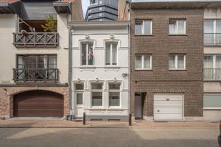 Gelegen in het hart van Heist-aan-Zee, nabij het Heldenplein, het strand en de kusttram, vindt u deze unieke woning uit 1954. Een zeldzame, karaktervolle en authentiek gerenoveerde woning met oog voor detail: prachtige gevel, originele trappenhal en houten vloeren.<br /><br />De woning beschikt over 4 slaapkamers (18, 18, 15 en 13 m² ), een lichtrijke eetplaats en living (32 m²) met openende raampartijen, en een stijlvolle keuken (FRAKO) met stenen werkblad en SMEG-toestellen.<br /><br />Er zijn 2 badkamers (waarvan één en-suite), lavabo’s op de kamers, en een toilet op elke verdieping. Daarnaast is de woning volledig onderkelderd (26 m²) met wasplaats en bergruimte.<br />Buiten geniet u van een aangenaam terras (12 m²) en een aparte buitenberging.<br /><br />Instapklaar en onmiddellijk beschikbaar.<br />Optioneel: garagebox aan de overzijde.