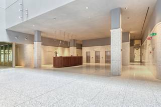 <strong>Exclusief appartement, gelegen op de 6de verdieping van de Antwerp Tower op de Frankrijklei.</strong><br /><br /><strong>Indeling:</strong><br />Via de centraal gelegen inkomhal heeft men toegang tot alle ruimtes van het appartement. De leefruimte geniet van een <strong>open uitzicht</strong> over Antwerpen en beschikt tevens over een <strong>moderne,</strong> <strong>volledig geïnstalleerde open keuken</strong> voorzien van een kookplaat, dampkap, een vaatwasser, koelkast, oven en voldoende kastruimte. Alles wat je nodig hebt om voluit van je culinaire creaties te genieten!<br />Vervolgens, het <strong>zuidgericht terras</strong> met uitzicht over de Stad, waar het heerlijk vertoeven is gedurende de hele dag.<br /><br />Verder vinden we <strong>een slaapkamer</strong> en een badkamer voorzien van een inloopdouche en een meubel met een wastafel. <br /><br />In de inkomhal vinden we een gastentoilet en een praktische berging voorzien van o.a. aansluitingen voor een wasmachine en een droogkast.<br /><br />Het appartement werd tot in de details afgewerkt!<br /><br /><strong>Bijzonderheden:</strong><br />Energiezuinig appartement met label <strong>A</strong>;<br />Verkoop onder <strong>registratiestelsel</strong>;<br />Inbegrepen in de prijs: een <strong>aparte privatieve berging</strong> op hetzelfde verdiep, ideaal als extra opslagruimte; <br /><u>Momenteel verhuurd;</u><br />Gemeenschappelijke <strong>fietsenstalling</strong>;<br /><strong>Afvallokaal</strong>;<br /><strong>Bringme Box</strong> om al uw pakjes v<span>eilig te ontvangen, te versturen en/of te retourneren!</span><br /><br /><strong>Ligging:</strong><br />Te voet naar de <strong>Meir</strong> of in het weekend naar de <strong>markt</strong>, het appartement is perfect gelegen te <strong>midden van het bruis</strong><strong>ende Antwerpse stadsleven</strong>, aan de <strong>Opera</strong> en het <strong>Centraal station</strong> en dichtbij allerlei winkels en restaurants.