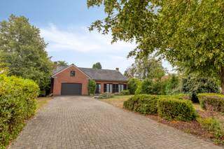 Deze te moderniseren open bebouwing, gebouwd in 1981, ligt gunstig nabij de grens van Duffel met Sint-Katelijne-Waver. <br /><br />Momenteel wordt de woning gebruikt als een laagbouwwoning, met 2 slaapkamers en de badkamer op het gelijkvloers, maar de zolder kan indien gewenst verder omgevormd worden tot minstens 2 extra slaapkamers. Er is verder een ruime inkomhal die toegang geeft tot de lichtrijke woonkamer. Deze staat in verbinding met de eetkamer en een uitgeruste keuken.<br /> <br />Er is een berging en aparte wasruimte voorzien en de woning heeft ook een afzonderlijk gastentoilet. De badkamer is uitgerust met een ligbad. Een grote troef is de ruime, inpandige garage met elektrische poort en uiteraard de zuidgerichte tuin.<br /><br />Pandenjagers is een innovatief vastgoedkantoor en kiest bewust voor een unieke en transparante aanpak. Bij ons bestaat de totale aankoopprijs altijd uit twee duidelijke onderdelen: de adviesprijs die bovenaan in de advertentie vermeld staat, plus onze vaste commissie van 10.000 euro incl. BTW. Dankzij deze open prijsstructuur krijgt u als koper vanaf het eerste moment een eerlijke inkijk hoe de totale prijs van het pand tot stand is gekomen. <br /><br />Interesse in dit pand? Contacteer ons voor een bezoek via 015/677.000 of info@pandenjagers.be.