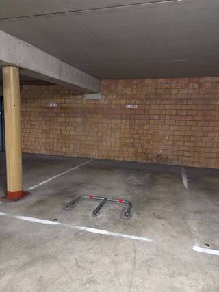Overdekte staanplaats te huur op niveau -1 in residentie Apollo te Nieuwpoort-bad.Vlot inrijbaar en voorzien van een beugel...