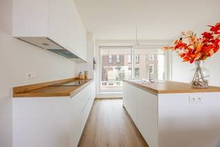 Dit appartement maakt deel uit van het nieuwbouwproject De Blauwe Parel - Residentie Palawan Beach.<br /><br />Het appartement is gelegen op de gelijkvloerse verdieping en werd op plan ingedeeld als volgt:<br />Inkomhal met toilet, berging, open ingerichte keuken, lichtrijke leefruimte palend aan het terras, technische ruimte, 2 slaapkamers en 1 badkamer met douche.<br />Het terras is zuidelijk georiënteerd. <br /><br />In het ondergronds complex zijn zowel autostaanplaatsen als afgesloten garageboxen die vrijblijvend kunnen aangekocht worden met het appartement.<br /><br />Appartement: 94,44 m²<br />Terrassen: 20,61 m²