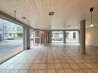 Centraal gelegen handelspand gelegen in een hoekgebouw in de Kerkstraat te Heist. Vrij recent en klein gebouw nabij de Bolle, het markplein en...