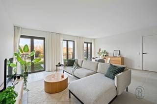 Laatste 6 appartementen! Dit modern nieuwbouwproject ROOTS is rustig gelegen met zicht op groen, op wandelafstand van het station en het CENTRUM. Aangename terrassen en/of tuinen, lichtrijke leefruimtes met open geïnstalleerde keukens, volledige afwerking, en zo goed als opleverklaar. Ondergrondse parkeerplaatsen en bergingen. Bijna-energieneutraal (max E30): vloerverwarming voorzien. Wenst u het modelappartement te bezichtigen: guido@immobeguin.be